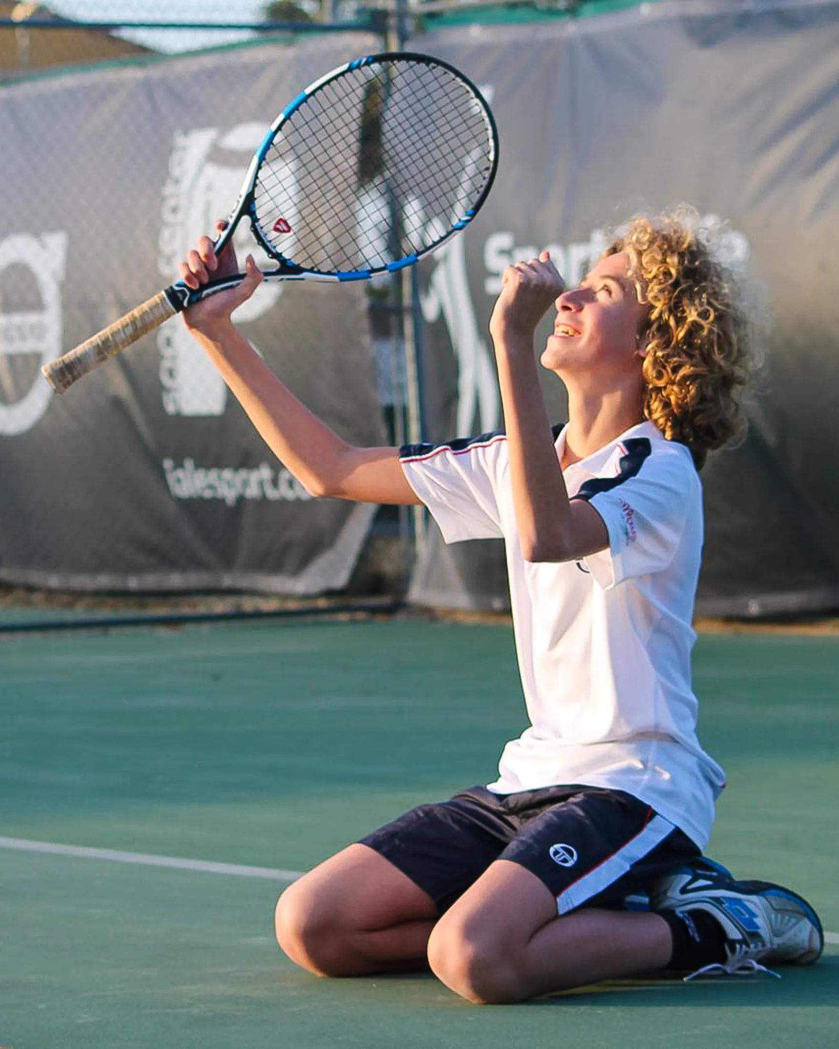 Alumno de tenis celebrando victoria.