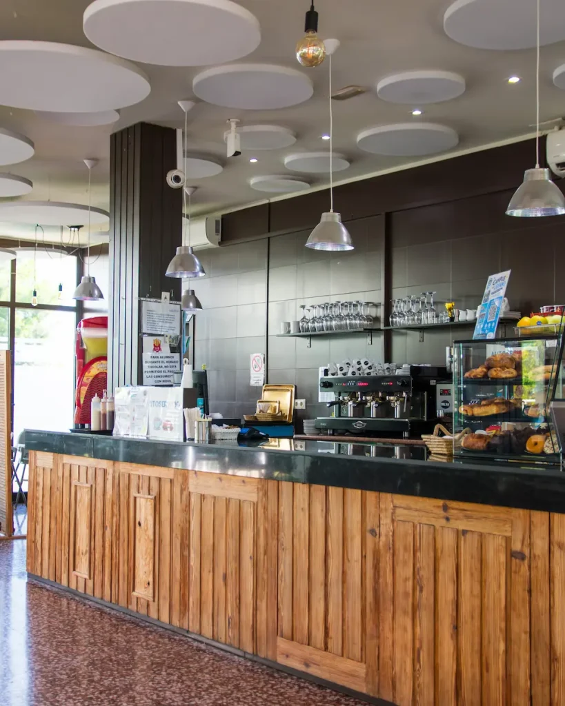 Cafetería barra en IALE Sport Center.