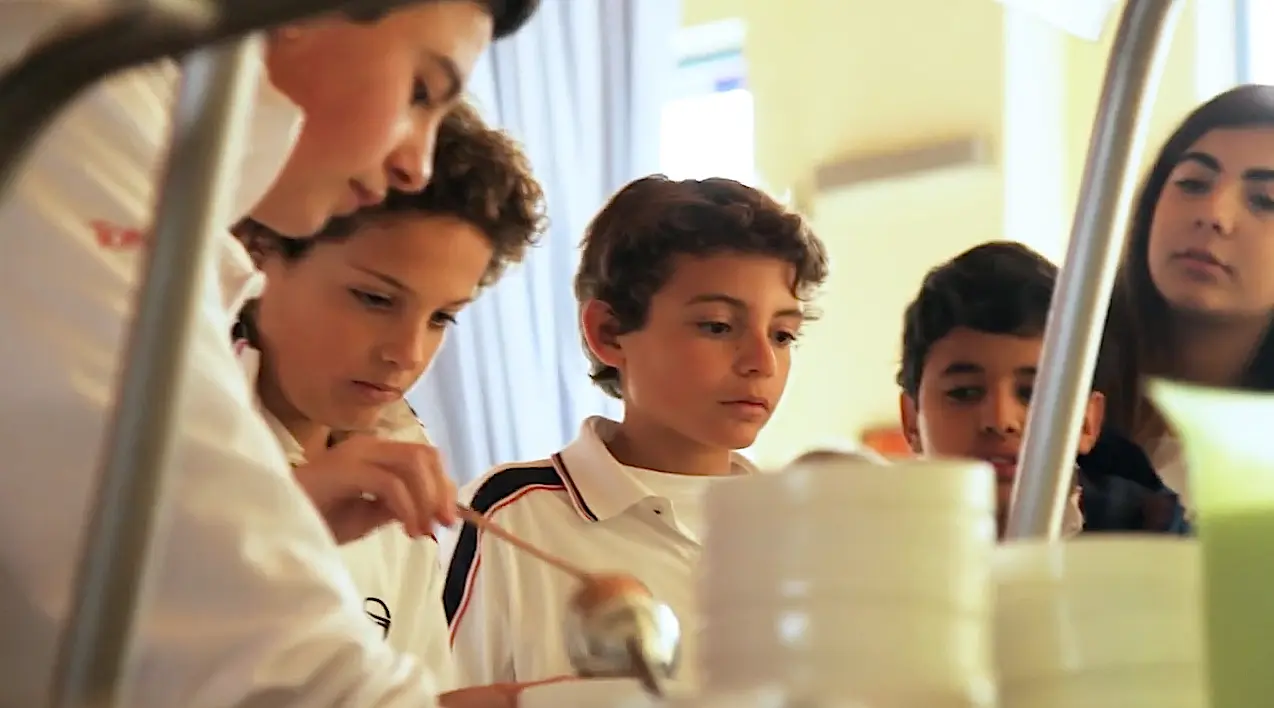 Comedor para niños en el campus de verano.
