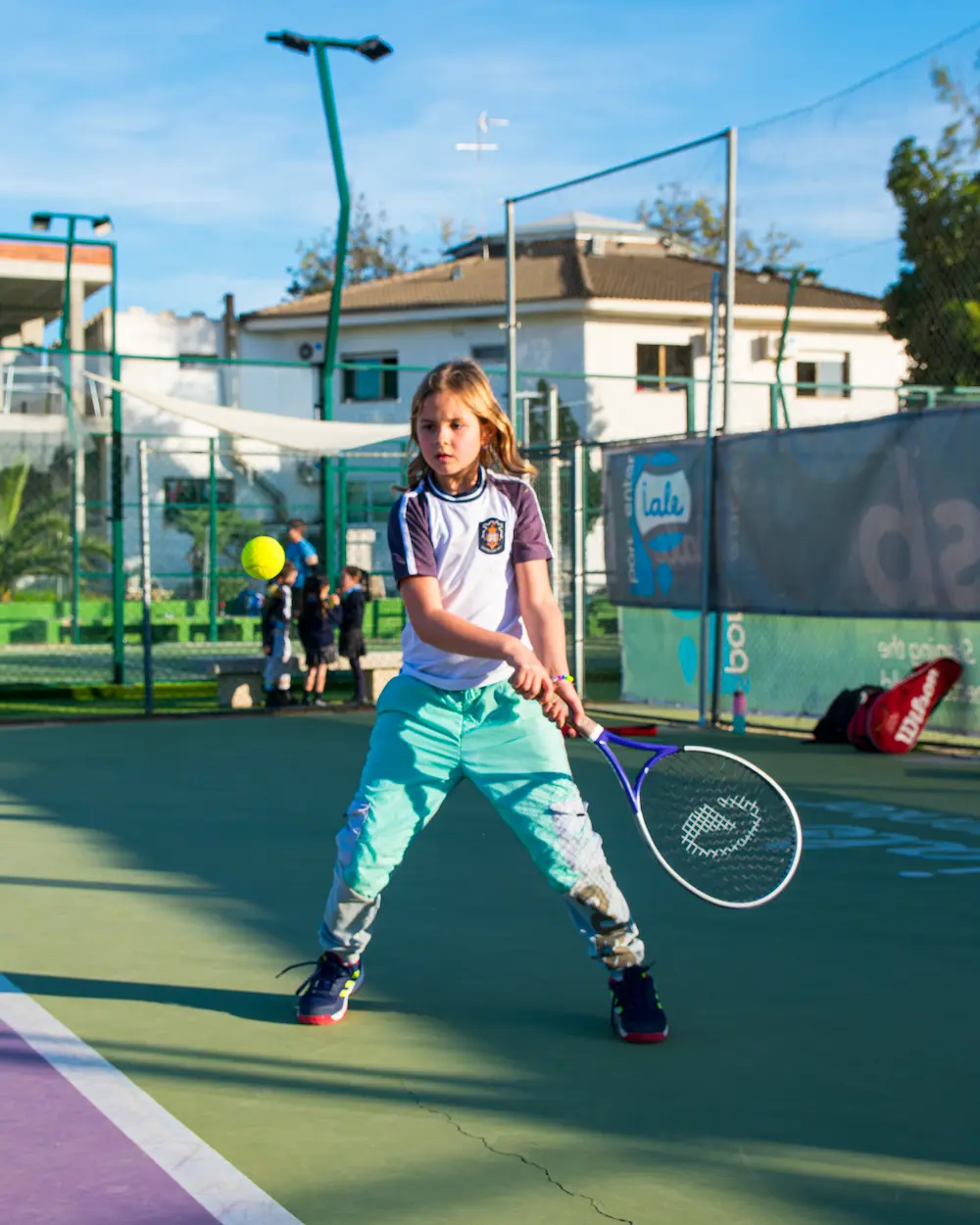 Niña practicando tenis con Sport & Life Tennis Academy.