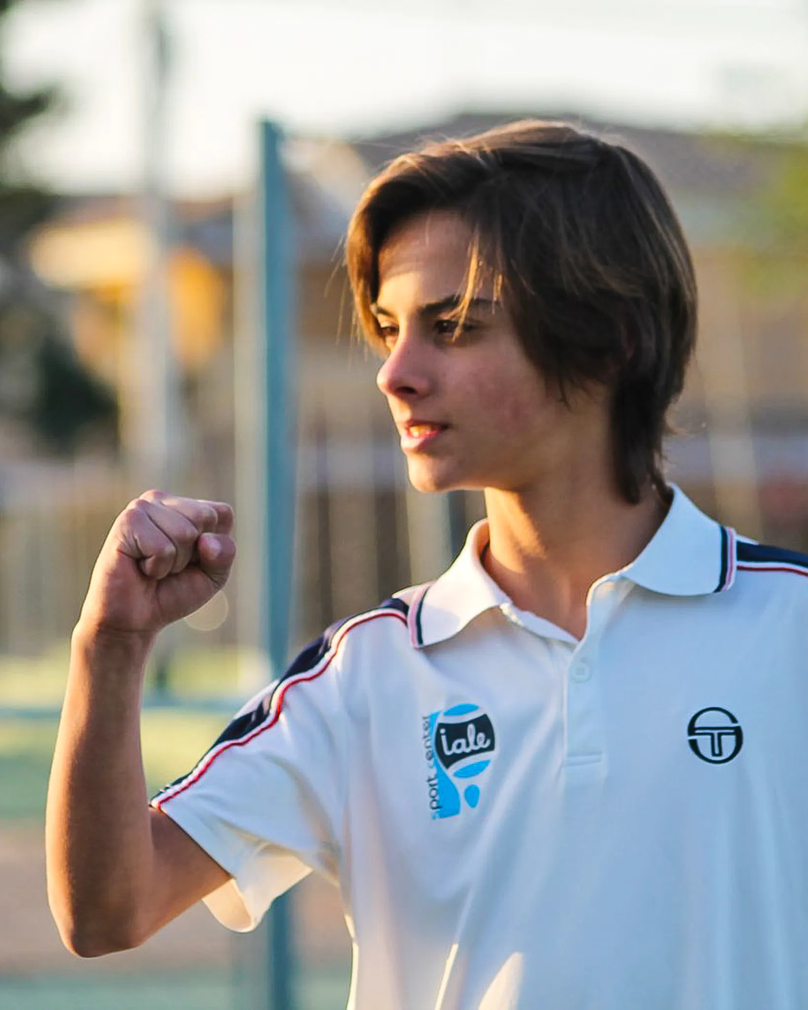 Jugador de tenis celebrando un punto.