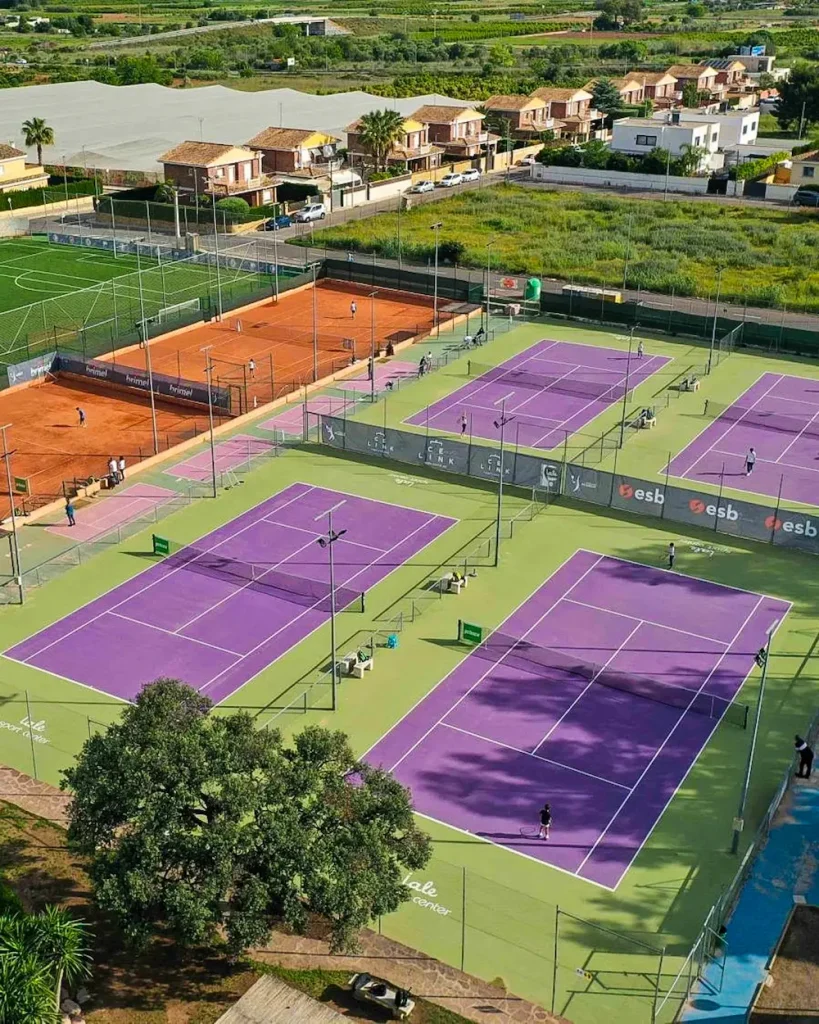 Instalaciones de tenis en Iale Sport Center.