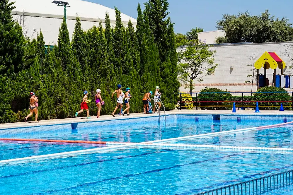 Niños en la piscina durante el campus de verano.