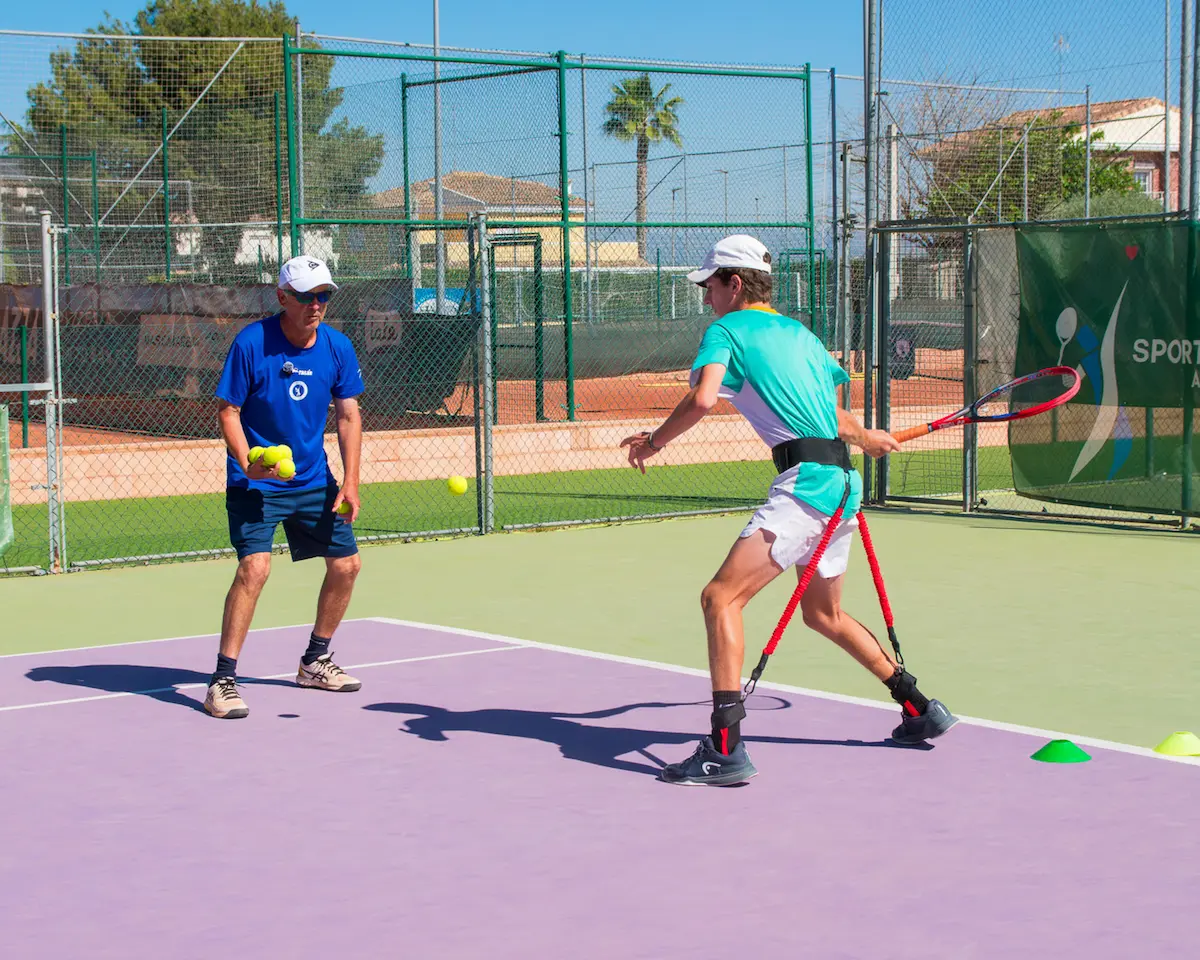 Entrenamiento físico de jugador durante el stage de tenis de verano.