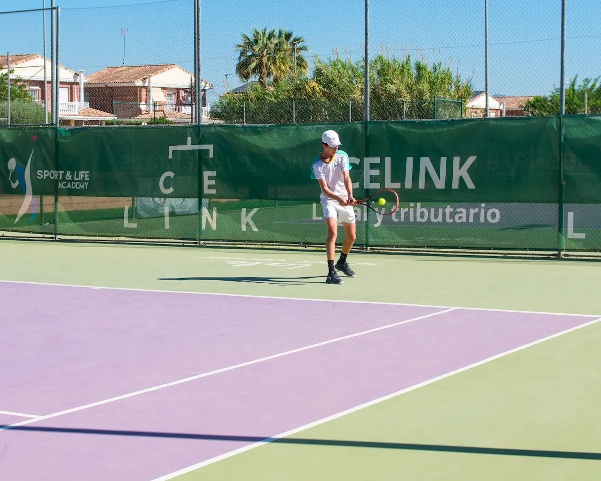 Jugador golpeando pelota de tenis.