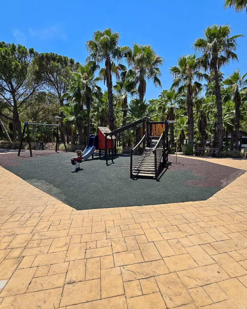 Parque infantil en el Club de Tenis de Mas Camarena.