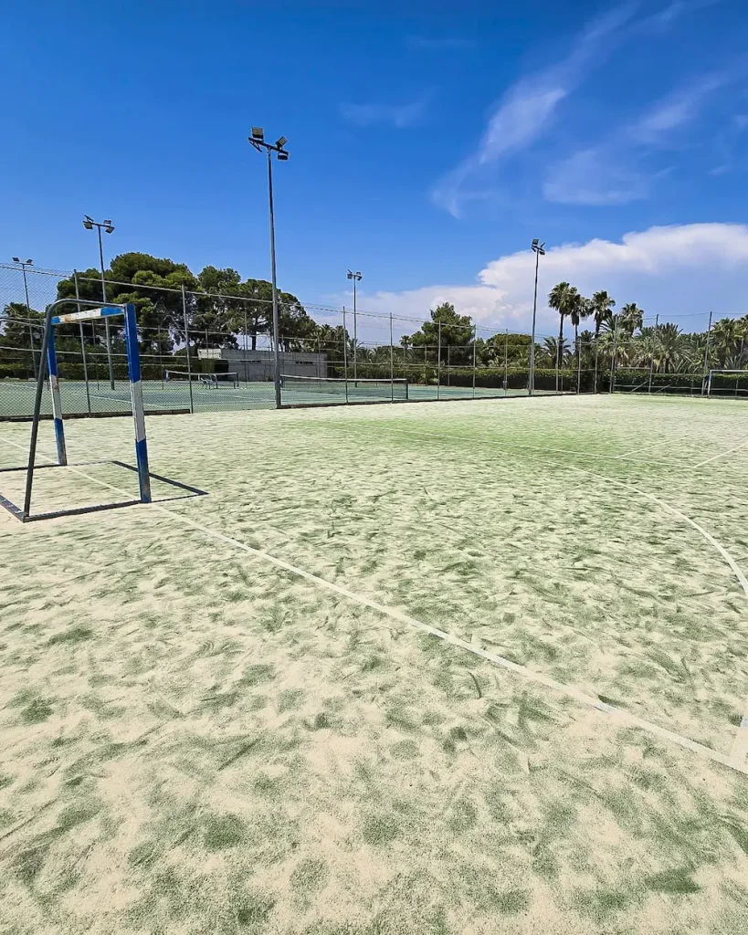 Campo de fútbol del Club de Tenis de Mas Camarena.