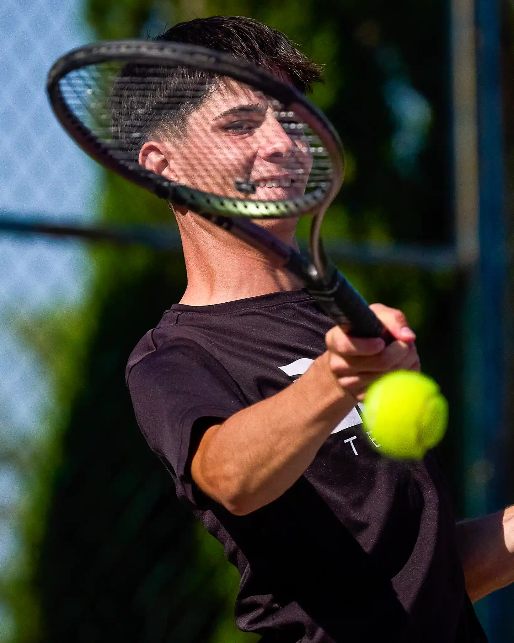 Jugador en programa especial de competición de tenis intensiva.
