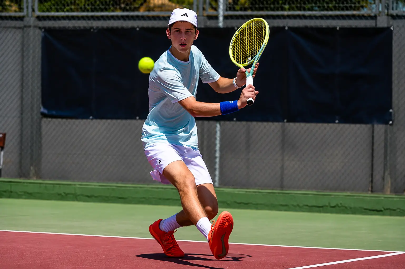 Jugador disputando partido de tenis.