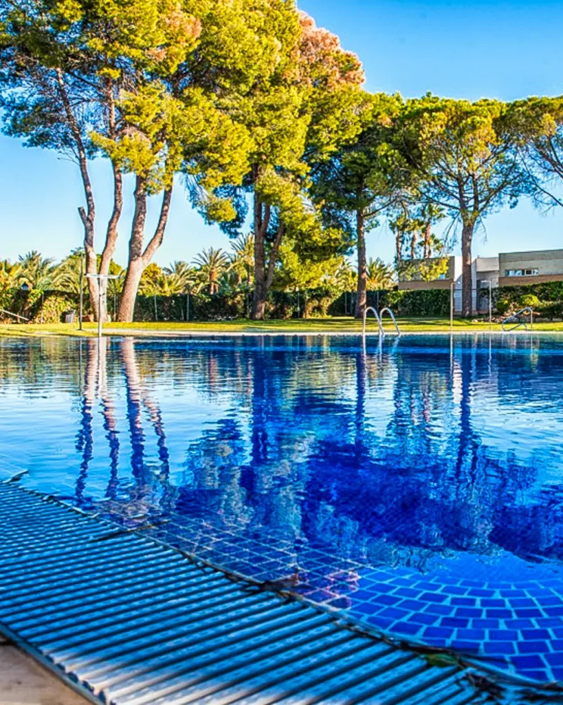 Piscina del Club de Tenis de Mas Camarena.