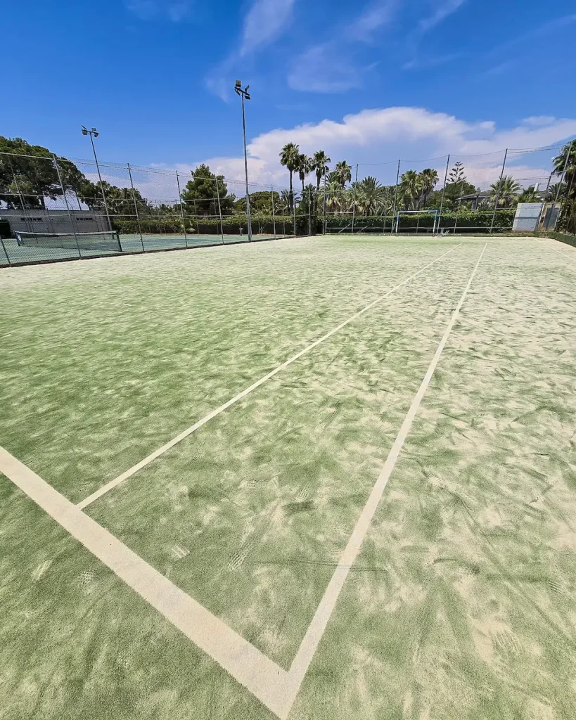 Pista de tenis de Mas Camarena Club.