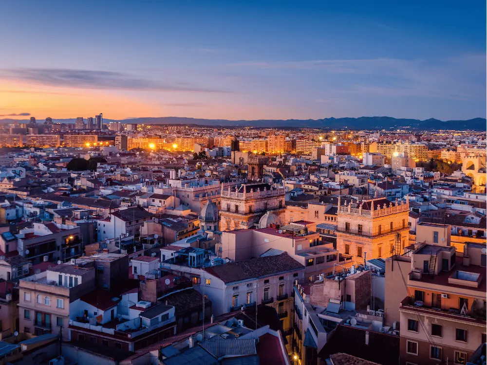 Anochecer en la ciudad de Valencia, España.